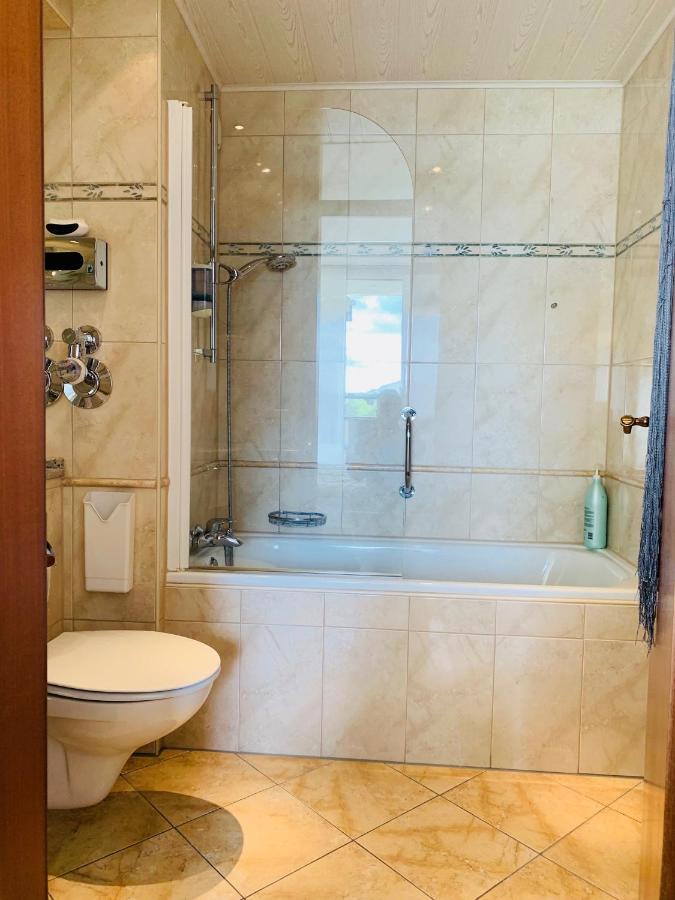 Private Suite Im Gebaeude Des Graf Eberhard Hotels Bad Urach Extérieur photo